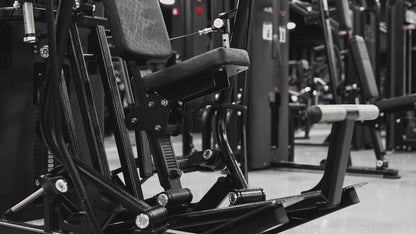 앉은 자세로 가슴을 누르기